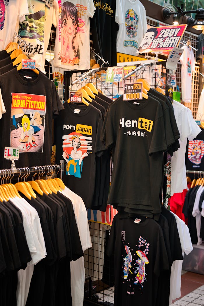 Serviços Camisetas personalizadas em uma vitrine colorida