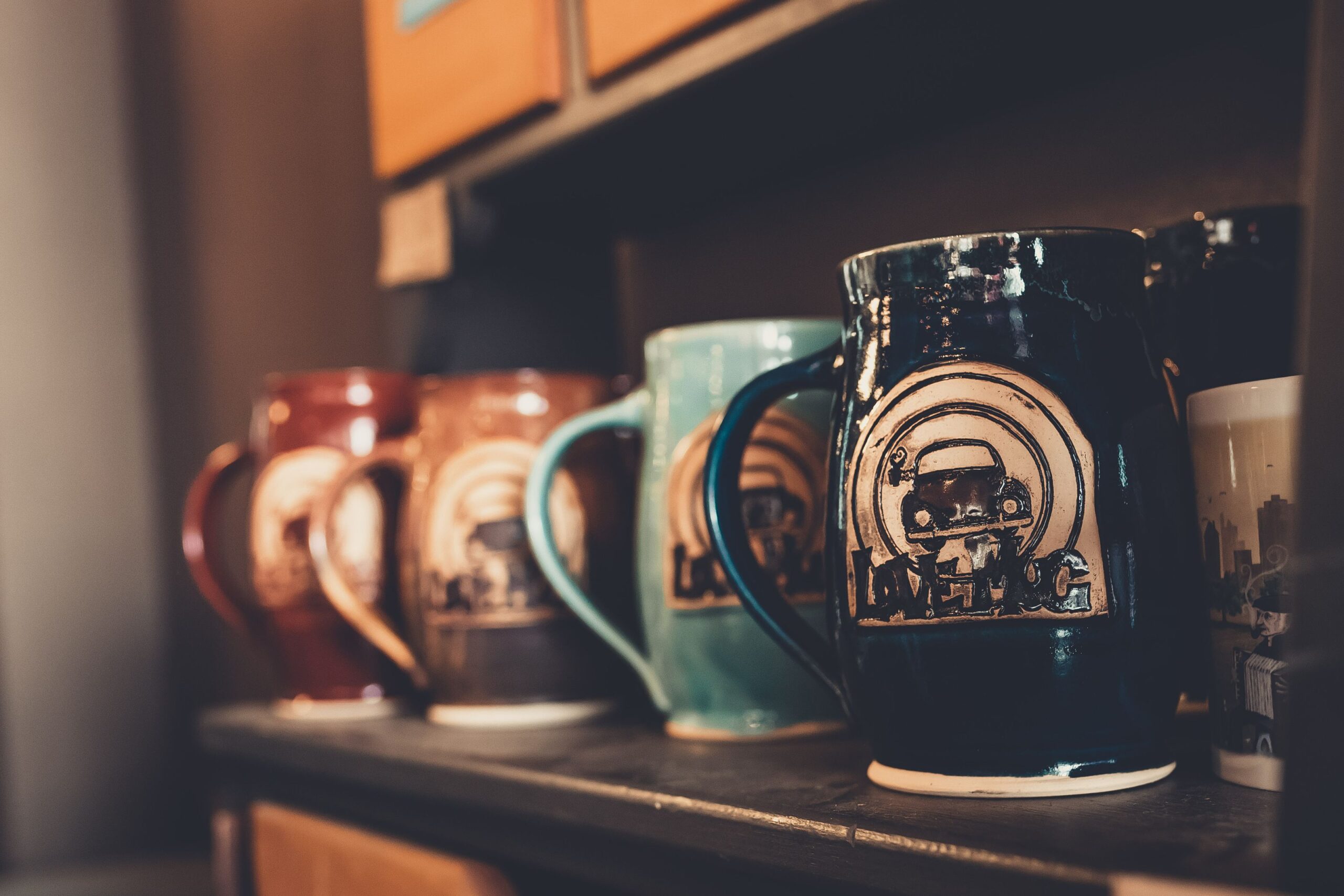 Por que a caneca tem alça? 6 curiosidades sobre o objeto de toda mesa Conjunto de canecas de cerâmica artísticas
